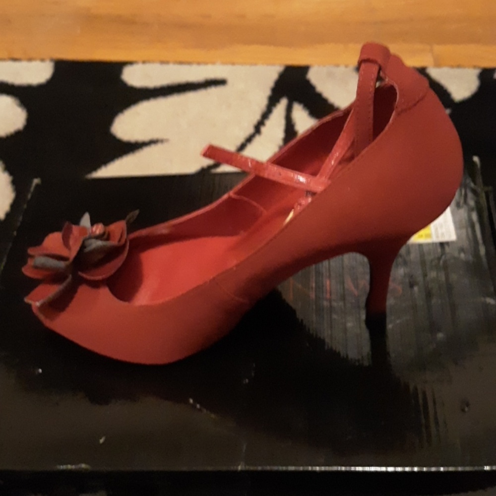 Shoe - Picture 2 of 2